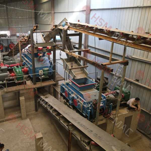 對輥破碎機現(xiàn)場